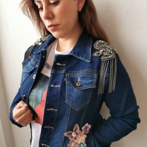 Chamarra strech mezclilla con aplicaciones