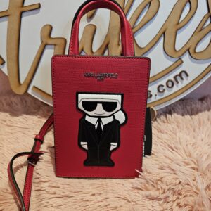 Karl Lagerfeld porta celular